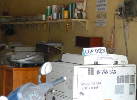 A photocopy shop in Ho Chi Minh City closed due to power cuts (Photo: SGGP) A photocopy shop in Ho Chi Minh City closed due to power cuts (Photo: SGGP)